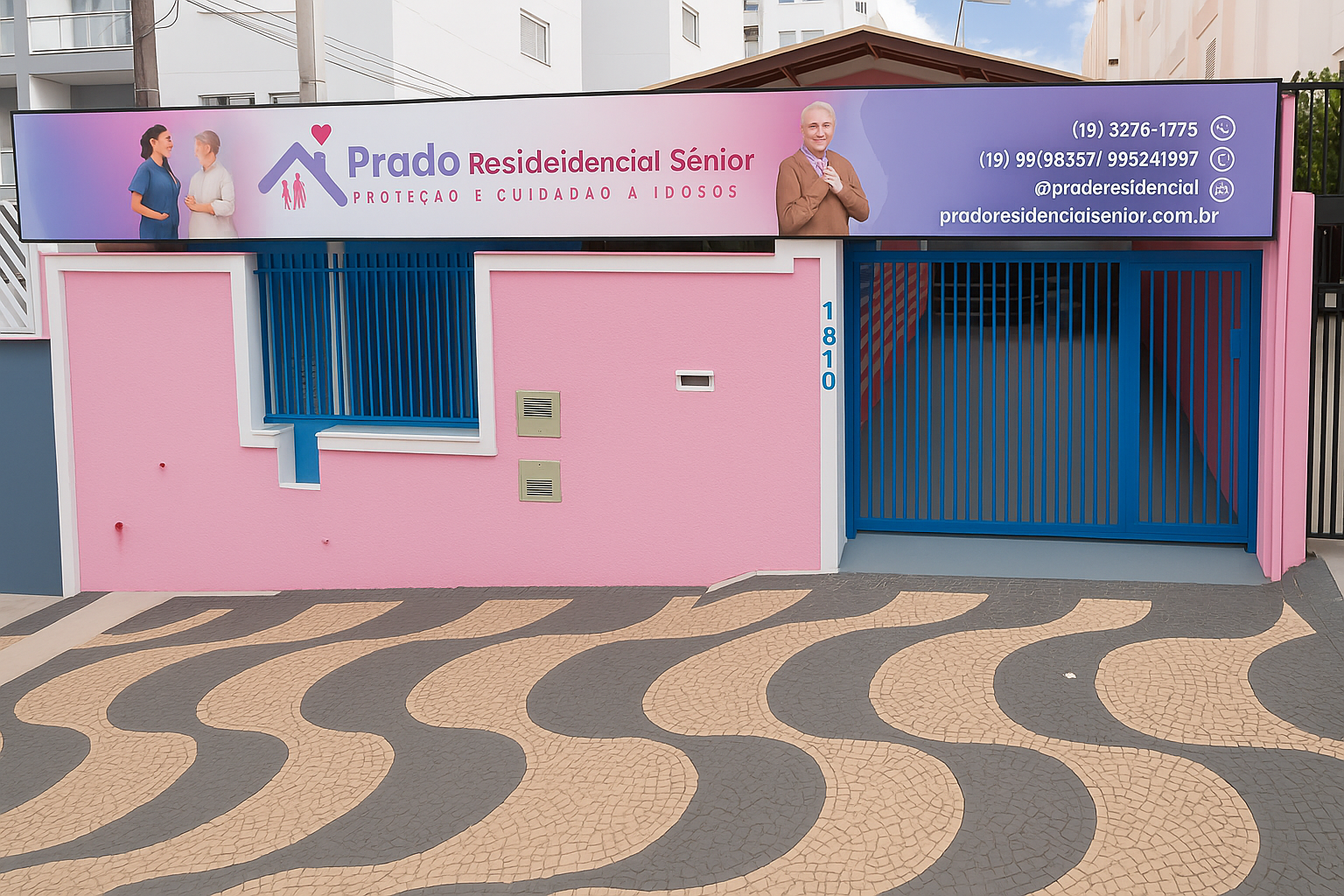 Equipe cuidadosa amparando um idoso