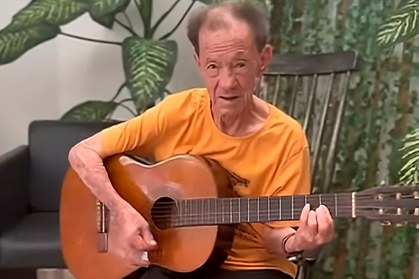 Idosos fazendo atividade física leve
